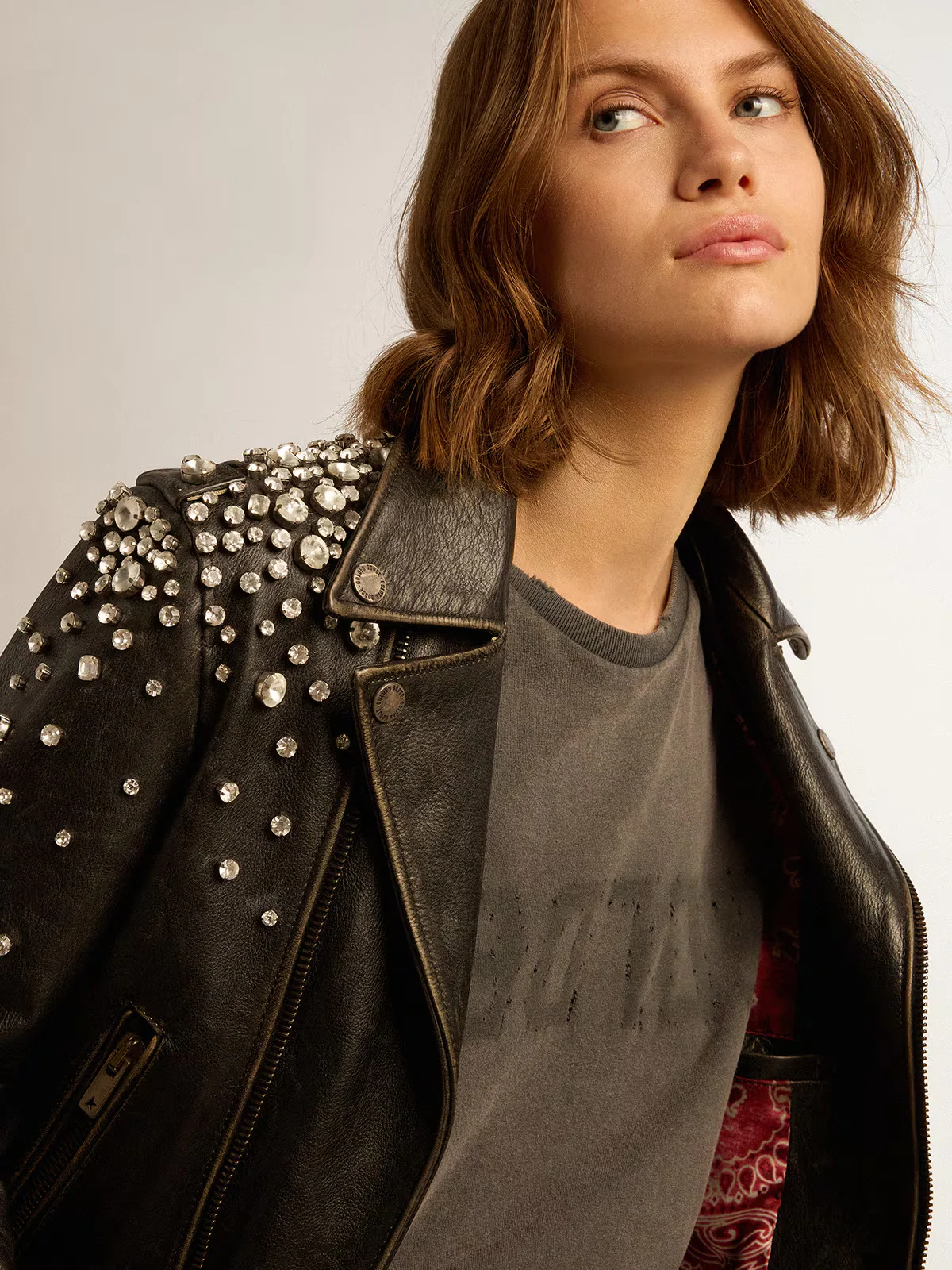 T-Shirt Golden Goose Mujer Distressed - Image 4