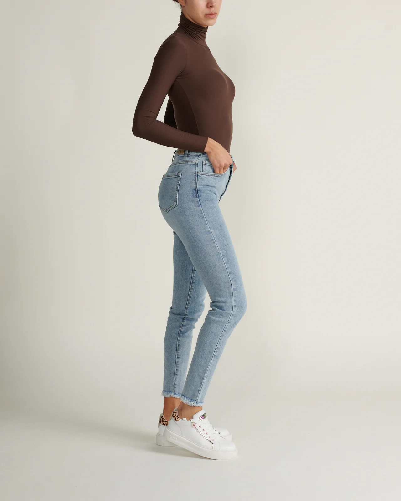 Jeans Con Bajos Deshilachado - Image 2