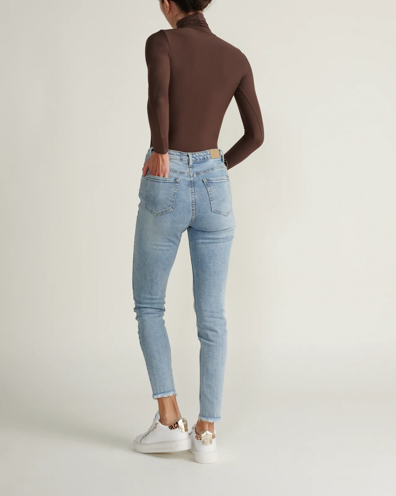 Jeans Con Bajos Deshilachado - Image 3