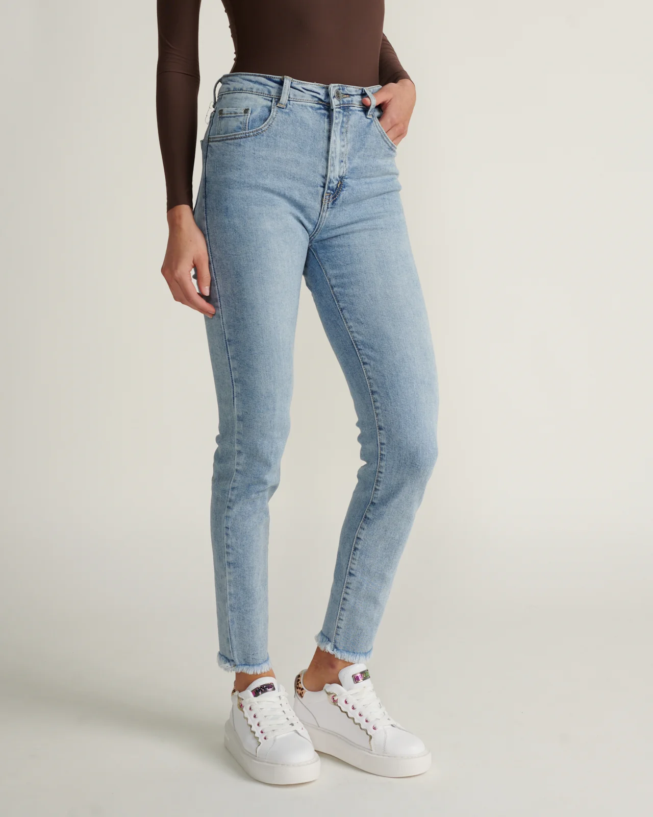 Jeans Con Bajos Deshilachado - Image 4