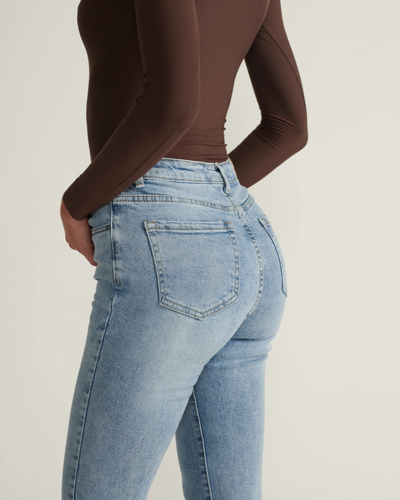 Jeans Con Bajos Deshilachado - Image 5