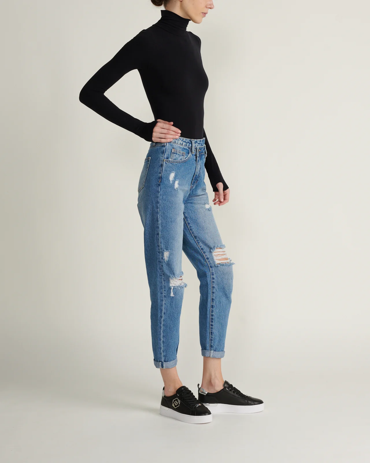 Jeans Mom Fit Detalles De Botones - Image 2