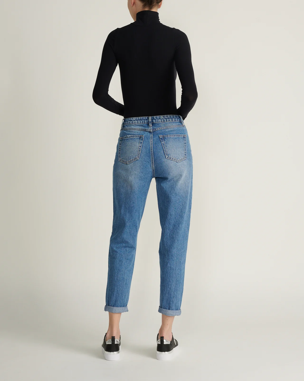Jeans Mom Fit Detalles De Botones - Image 3