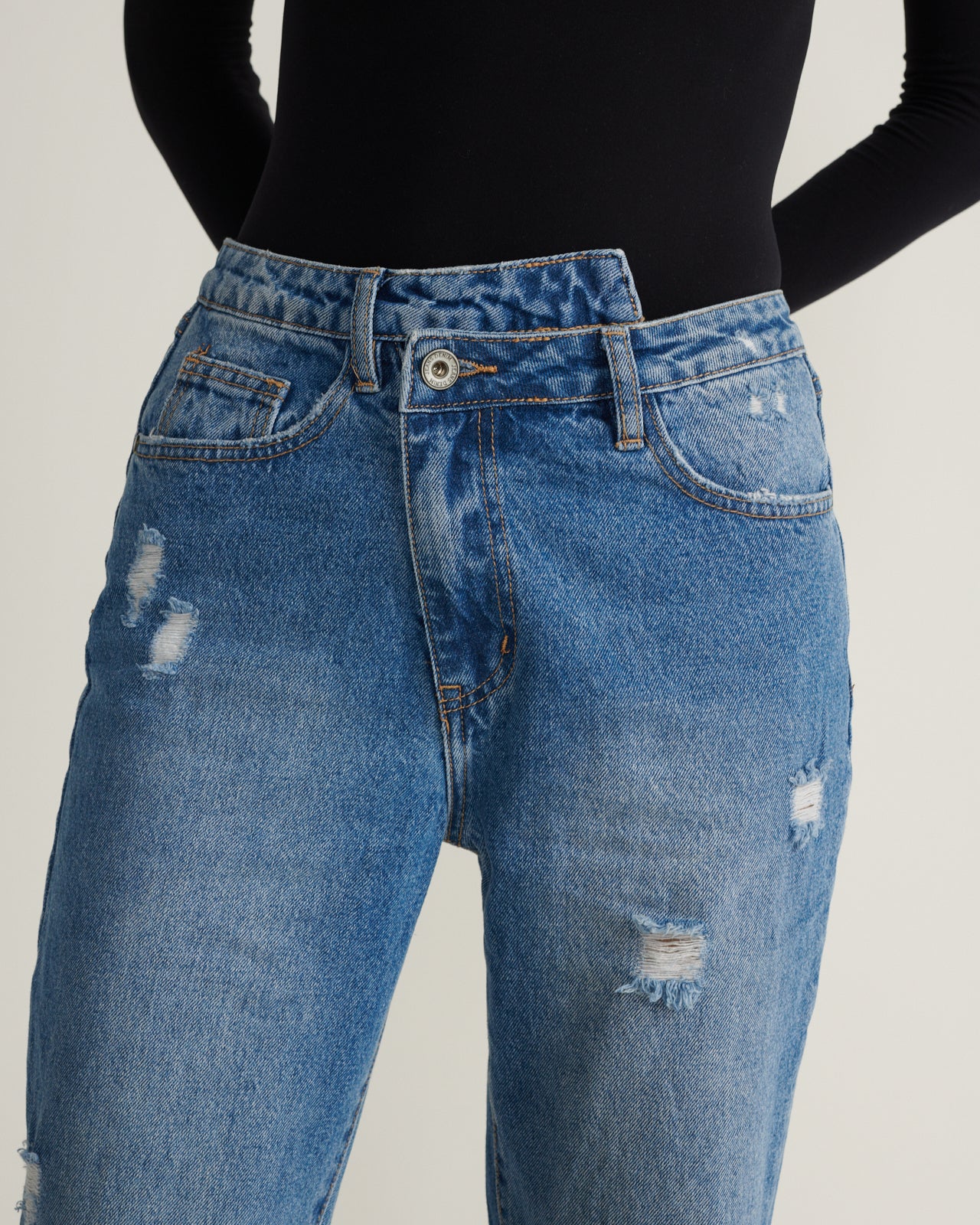 Jeans Mom Fit Detalles De Botones - Image 4