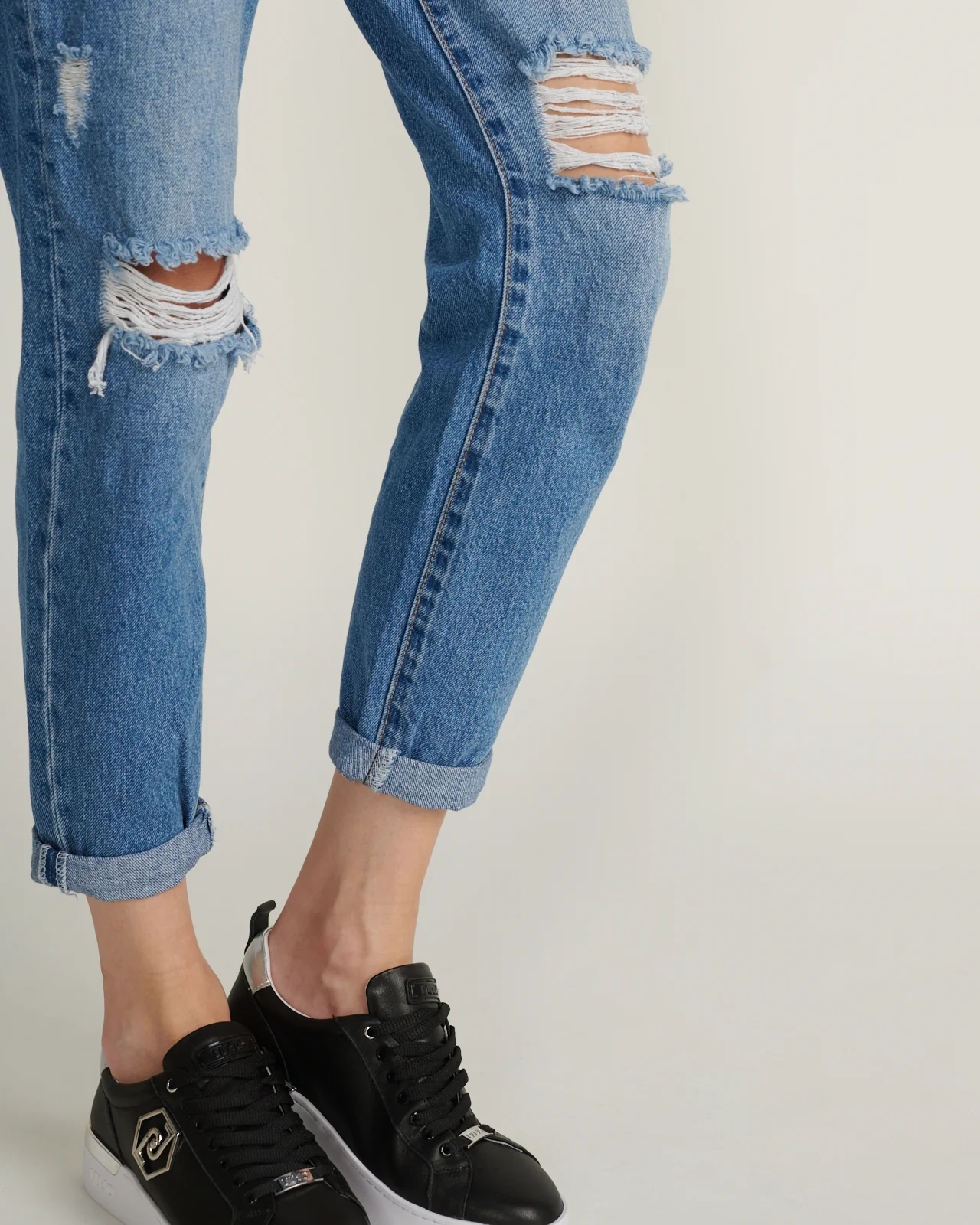Jeans Mom Fit Detalles De Botones - Image 5