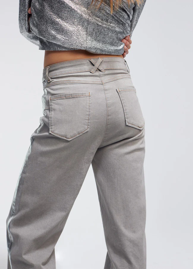 Pantalón Con Laminated Detail - Image 8