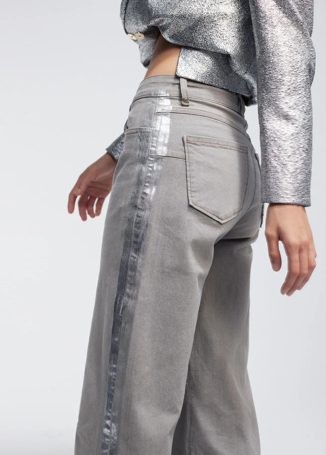 Pantalón Con Laminated Detail - Image 9