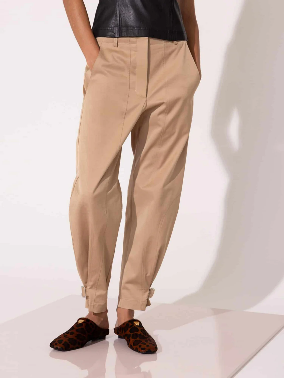 Pantalón Yoko Camel - Image 2