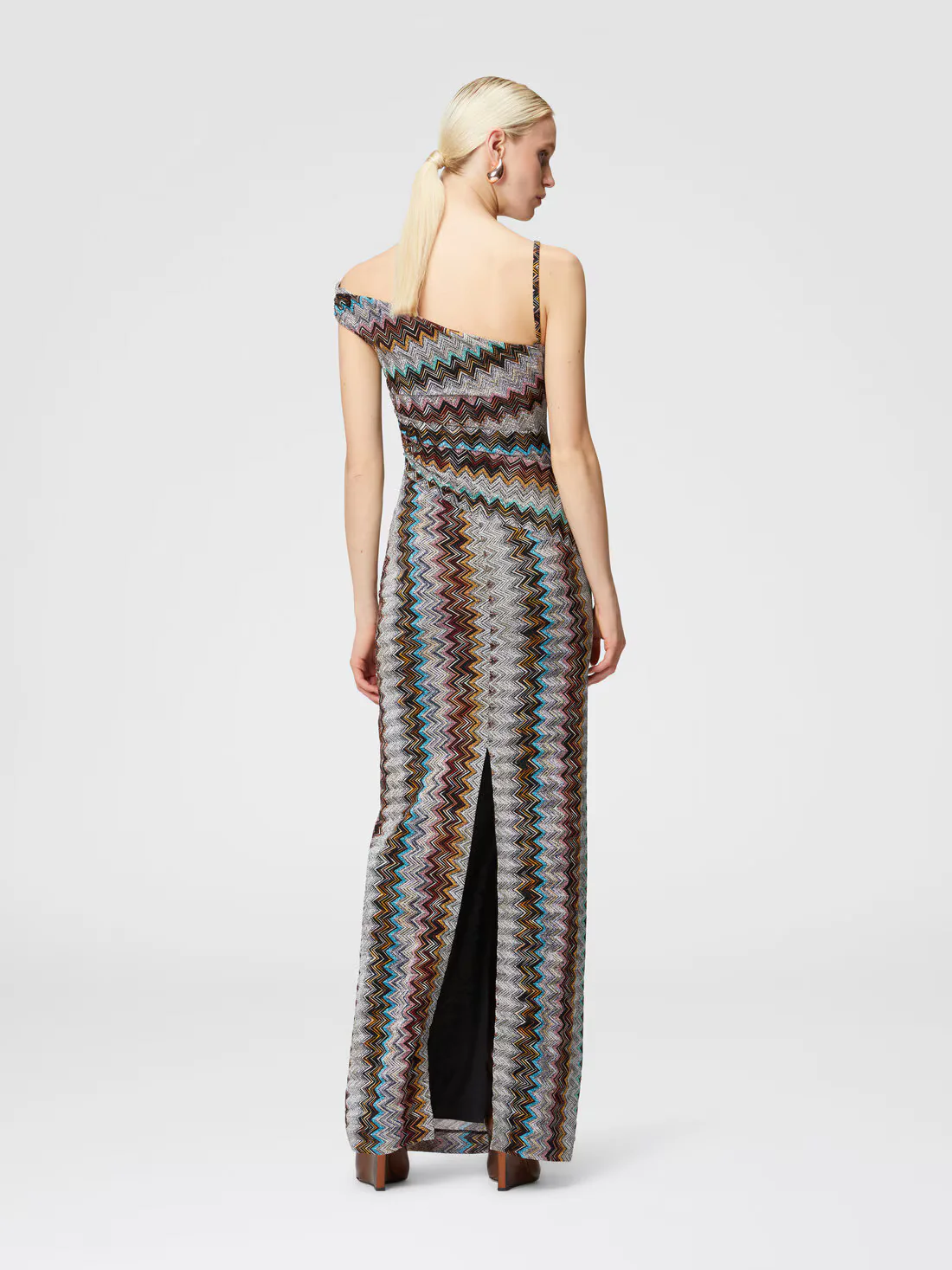 Maxi Vestido de lamé en zigzag con escote asimétrico - Image 2