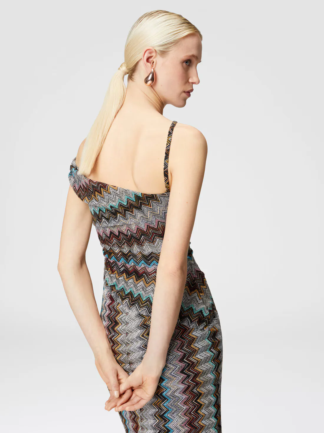 Maxi Vestido de lamé en zigzag con escote asimétrico - Image 3