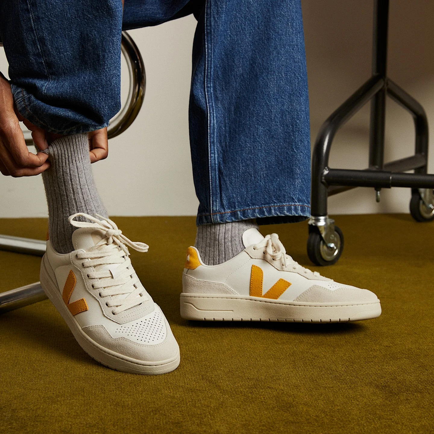 Zapatillas Veja De Hombre V-90 Leather White Safran - Image 4